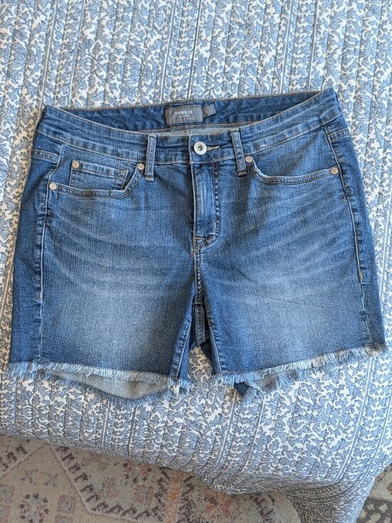 torrid Pants - Torrid Women's Medium Wash Frayed Rew Hem Denim Jean Shorts Size 10